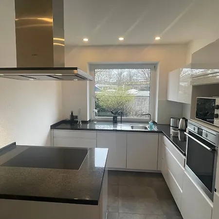 Schoen Wohnen ! Netflix Nespresso Kueche Parkplatz Garten Apartment