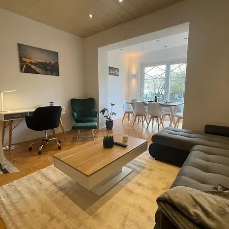 Schoen Wohnen ! Netflix Nespresso Kueche Parkplatz Garten