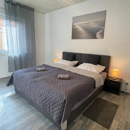 Schoen Wohnen ! Netflix Nespresso Kueche Parkplatz Garten アパート