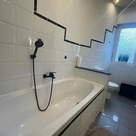 Schoen Wohnen ! Netflix Nespresso Kueche Parkplatz Garten *