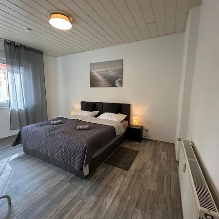 Schoen Wohnen ! Netflix Nespresso Kueche Parkplatz Garten * ドゥイスブルグ