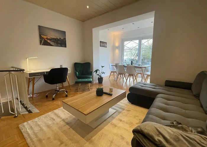 Schoen Wohnen ! Netflix Nespresso Kueche Parkplatz Garten