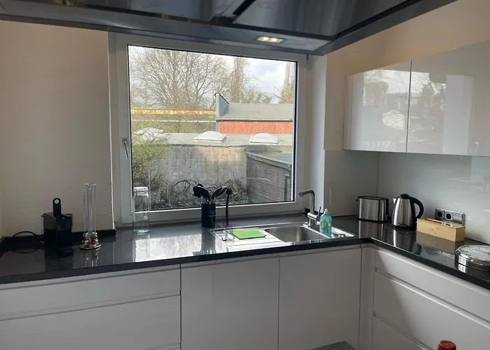 Schoen Wohnen ! Netflix Nespresso Kueche Parkplatz Garten *