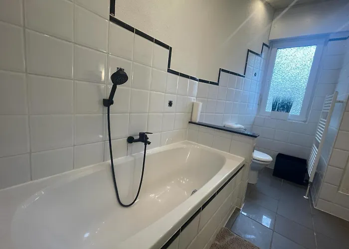 Schoen Wohnen ! Netflix Nespresso Kueche Parkplatz Garten *